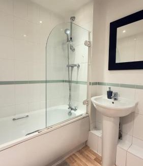 East Acton Apartment | Modern spacious Studio opposite station II