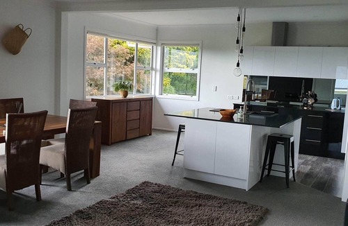 Te Rapa Apartment | Modern & Spacious Upper Level Apartment with views