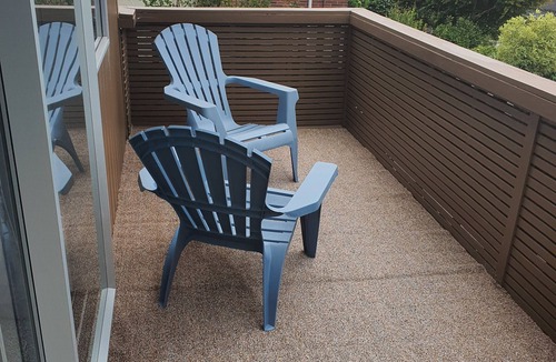 Te Rapa Apartment | Modern & Spacious Upper Level Apartment with views