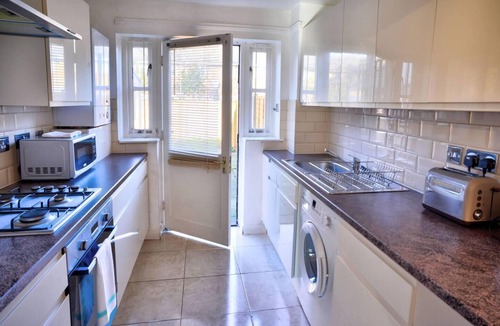 Custom House House | Modern & Spacious - Walk to London ExCEL- Parking