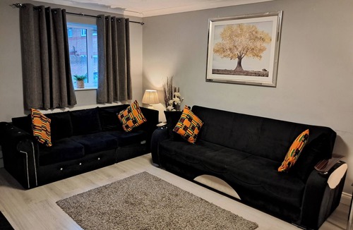 Custom House House | Modern & Spacious - Walk to London ExCEL- Parking