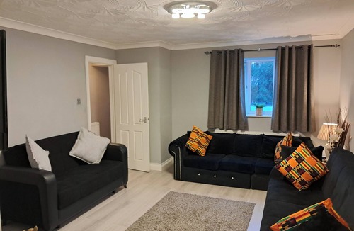 Custom House House | Modern & Spacious - Walk to London ExCEL- Parking