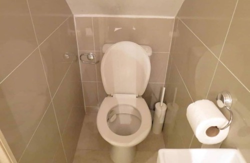 Selsdon and Ballards Condo | Modern split level flat in Croydon (south) London