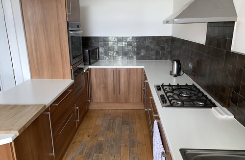 Larkhall Apartment | Modern Split Level Serviced Apartment