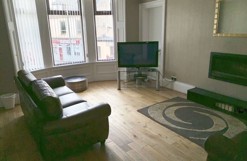 Larkhall Apartment | Modern Split Level Serviced Apartment