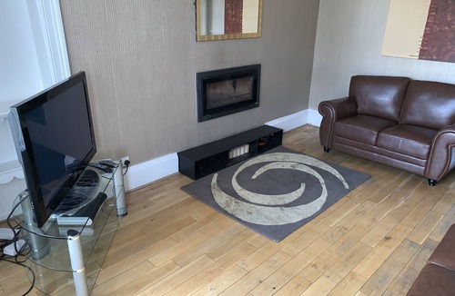 Larkhall Apartment | Modern Split Level Serviced Apartment