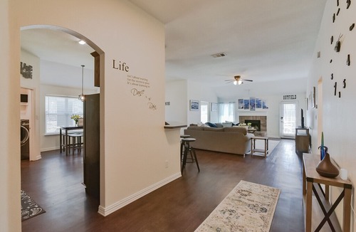 Mansfield House | ★ Modern Sports Theme Getaway near AT&T & BLD★