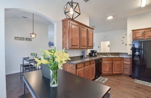 Mansfield House | ★ Modern Sports Theme Getaway near AT&T & BLD★