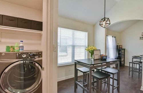 Mansfield House | Modern Sports Theme Getaway near AT&T & BLD