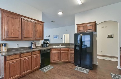 Mansfield House | Modern Sports Theme Getaway near AT&T & BLD