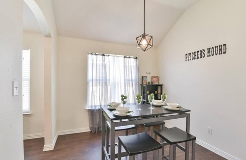 Mansfield House | Modern Sports Theme Getaway near AT&T & BLD