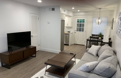 College Park Condo | Modern Springhill condo with pool, desirable location!