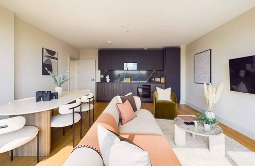 St. Pancras and Somers Town Apartment | Modern St Pancras Apartment with Large Balcony