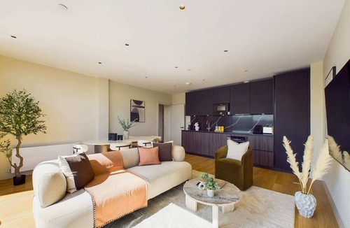 St. Pancras and Somers Town Apartment | Modern St Pancras Apartment with Large Balcony