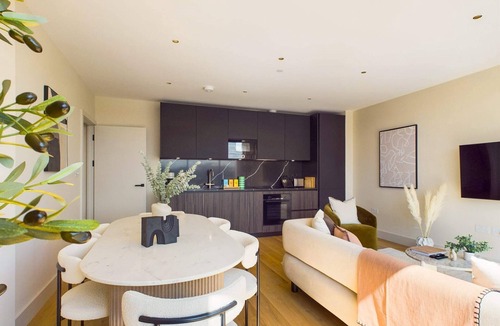 St. Pancras and Somers Town Apartment | Modern St Pancras Apartment with Large Balcony
