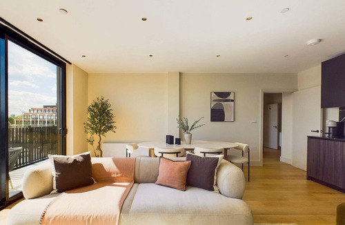 St. Pancras and Somers Town Apartment | Modern St Pancras Apartment with Large Balcony