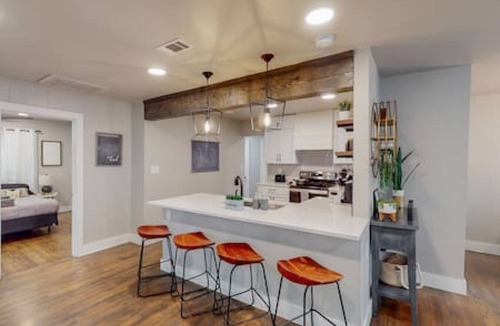 Central Arlington House | Modern Stay | 10 Min Walk From AT&T Stadium