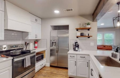 Central Arlington House | Modern Stay | 10 Min Walk From AT&T Stadium