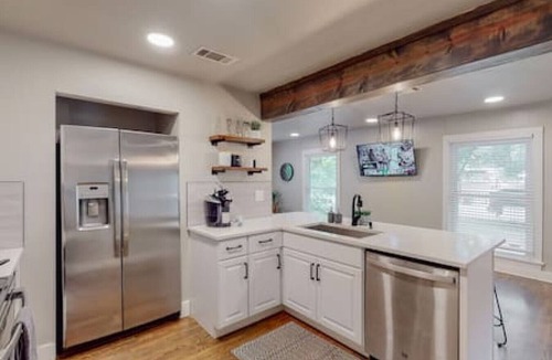 Central Arlington House | Modern Stay | 10 Min Walk From AT&T Stadium
