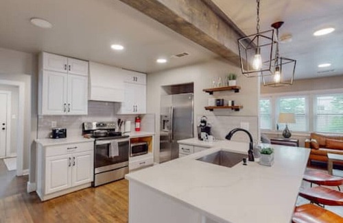 Central Arlington House | Modern Stay | 10 Min Walk From AT&T Stadium