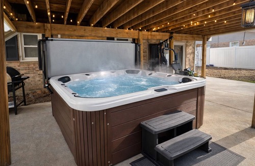 Rosaryville House | Modern Stay Hottub and Pool
