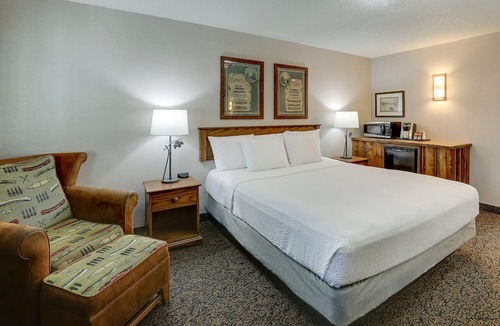 Johnston Hotel | Modern Stay in Johnston w/Pool and hot tub Access | 0.3 mi to Back Roads Lounge
