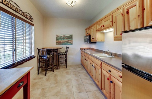 Johnston Hotel | Modern Stay in Johnston w/Pool | Pet- Friendly | 4.5 mi to Greenbelt Trail