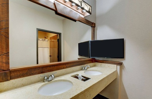 Johnston Hotel | Modern Stay in Johnston w/Pool | Pet- Friendly | 4.5 mi to Greenbelt Trail