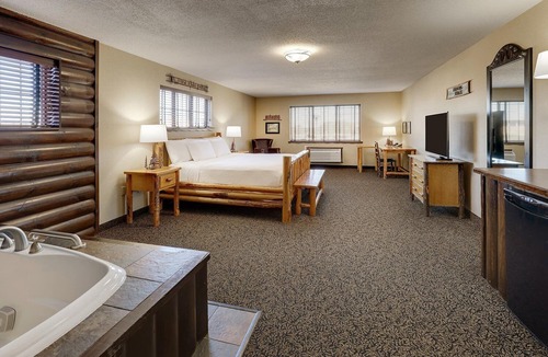 Moline Hotel | Modern Stay in Moline | 0.5 mi to Vibrant Arena at The MARK