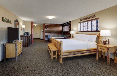 Moline Hotel | Modern Stay in Moline | 0.5 mi to Vibrant Arena at The MARK