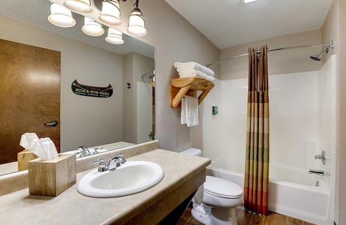 Moline Hotel | Modern Stay in Moline | 0.5 mi to Vibrant Arena at The MARK