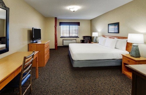 Moline Hotel | Modern Stay in Moline | 4.0 mi to Figge Art Museum | Downtown Attractions