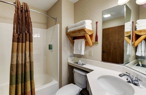 Moline Hotel | Modern Stay in Moline | 4.0 mi to Figge Art Museum | Downtown Attractions