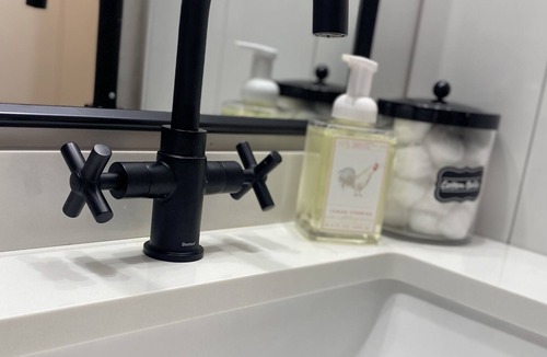 Gold Hill Apartment | Modern stay in the country