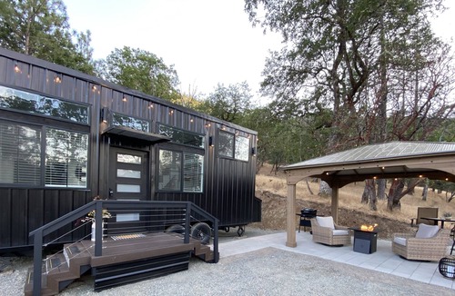 Gold Hill Apartment | Modern stay in the country