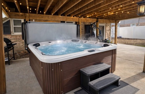 Rosaryville House | Modern Stay with hottub and pool