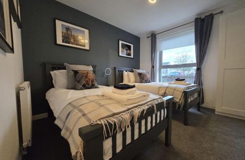 Auchengray House | Modern Stirling Apartment - Free Parking