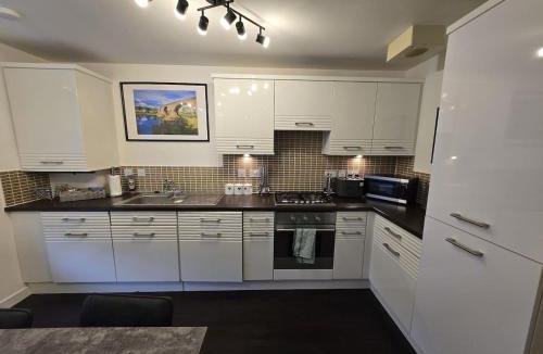 Auchengray House | Modern Stirling Apartment - Free Parking