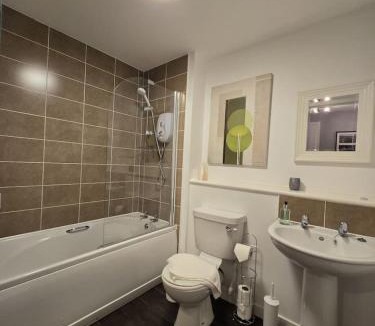 Auchengray House | Modern Stirling Apartment - Free Parking