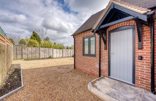 Priors Marston Apartment | Modern Stockton Studio Room, Free WiFi & Parking