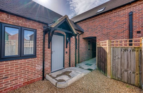 Priors Marston Apartment | Modern Stockton Studio Room, Free WiFi & Parking