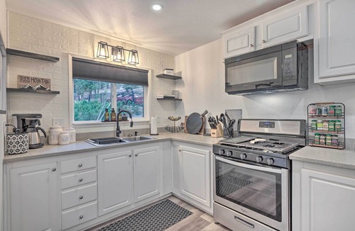 Strawberry Cabin | Modern Strawberry Cabin w/Deck & Fire Pit