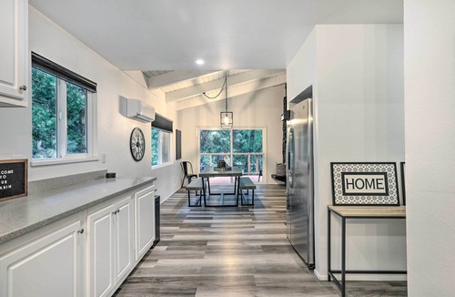 Strawberry Cabin | Modern Strawberry Cabin w/Deck & Fire Pit