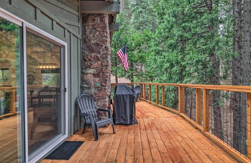Strawberry Cabin | Modern Strawberry Cabin w/Deck & Fire Pit