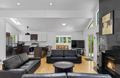 Bushkill House | Modern Stream-front property with hot tub.