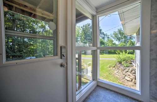 Ballston Spa Apartment | Modern Studio < 13 Mi to Saratoga Racetrack!