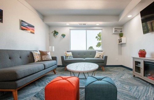 Indianola Apartment | Modern Studio Apartment w/Kitchenette