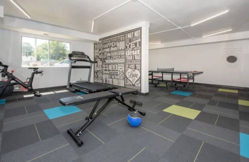 Indianola Apartment | Modern Studio Apartment w/Kitchenette