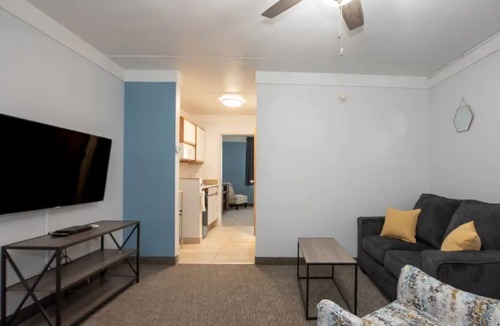 Indianola Apartment | Modern Studio Apartment w/Kitchenette