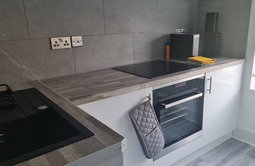 Hanworth Apartment | Modern Studio Apartment